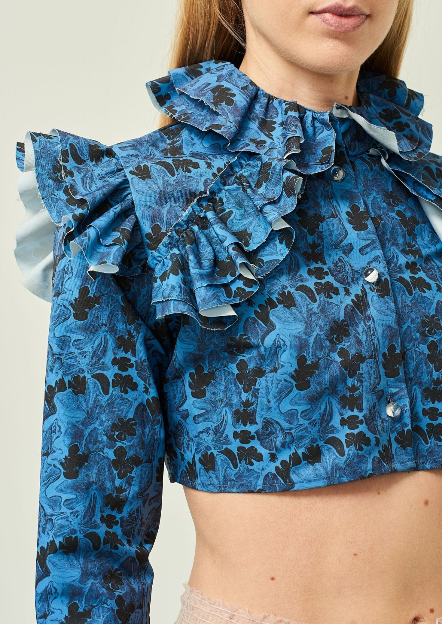 WOMEN NAVY STYLE RUFFLE LONG SLEEVE PRINTED CROPPED POPLIN BLOUSE
