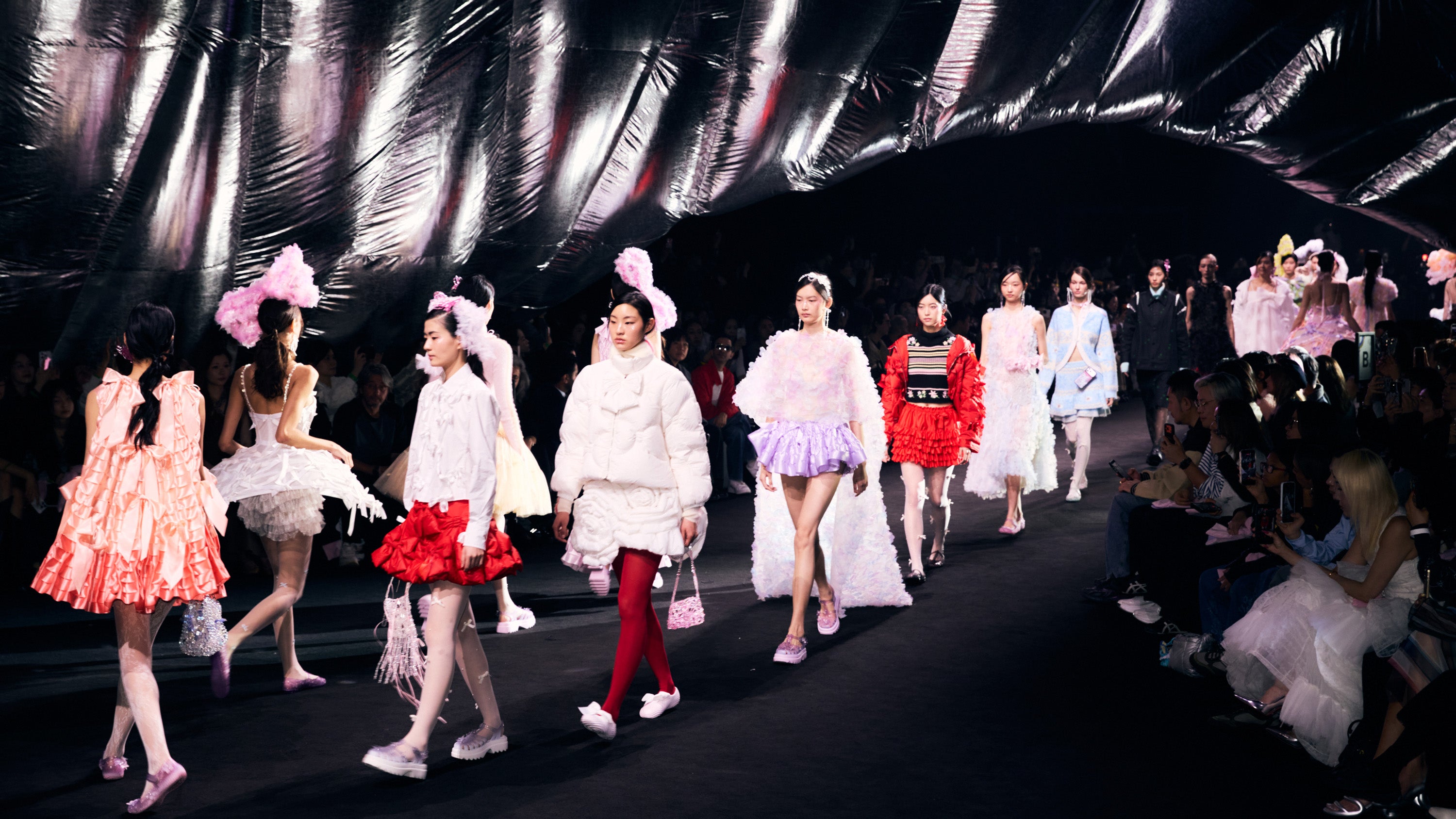 SUSAN FANG（スーザン・ファング）　チュールトップス ブルー SUSAN FANG 2026年春夏コレクション | ロンドン | 画像35枚 - FASHIONSNAP