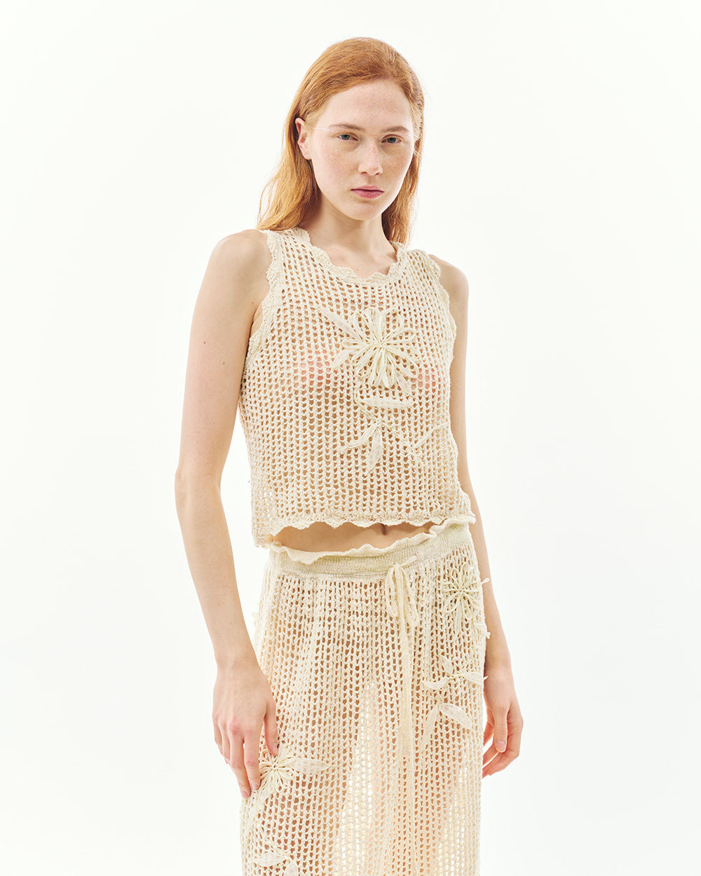 CROCHETFLOWERNETKNITTOP_beige_closeup